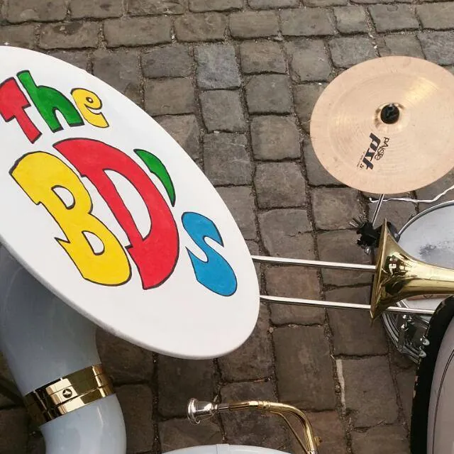 Le logo des BD's peint sur le pavillon du sousaphone